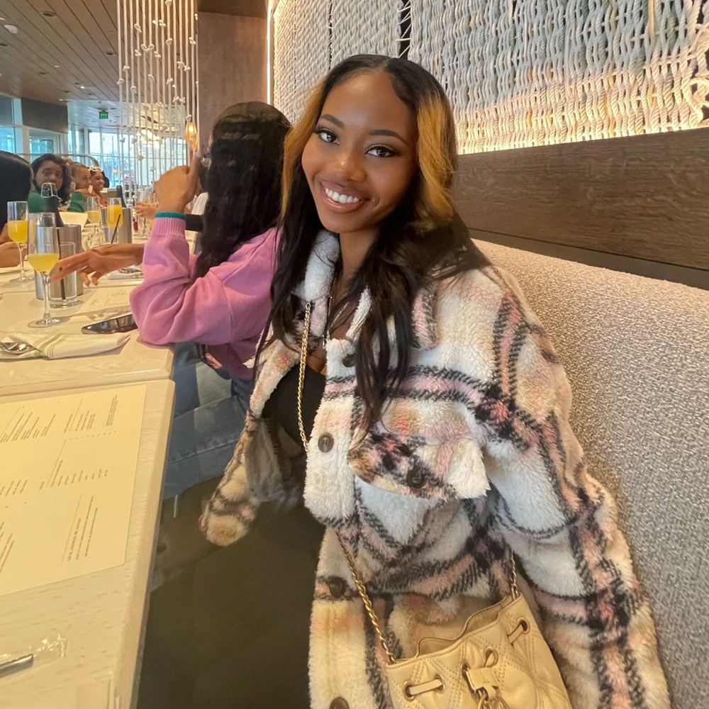 Meet your Posher, Aysia